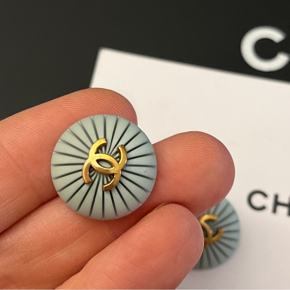đź’”SOLD AUTHENTIC!! Lot Of 2 Chanel Vintage CC Buttons Pale Blue Gold 1990s R1 - Picture 4 of 8